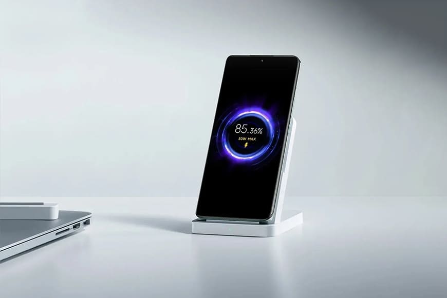 Смартфон на беспроводной зарядке ночью